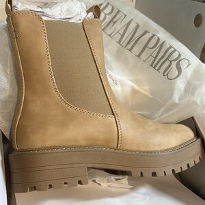 DREAM PAIRS Women's Tan Chelsea Boots size 8.5